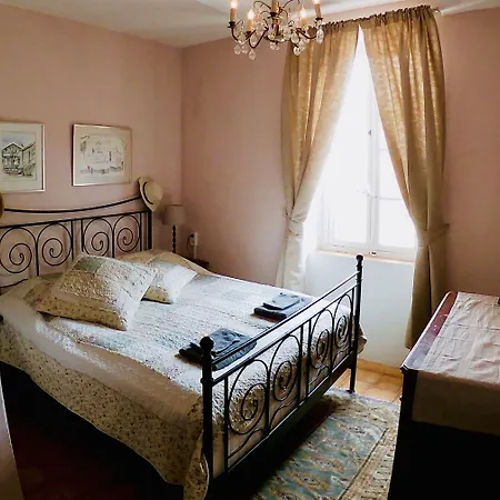 Chez Les Amis Guest house 3*